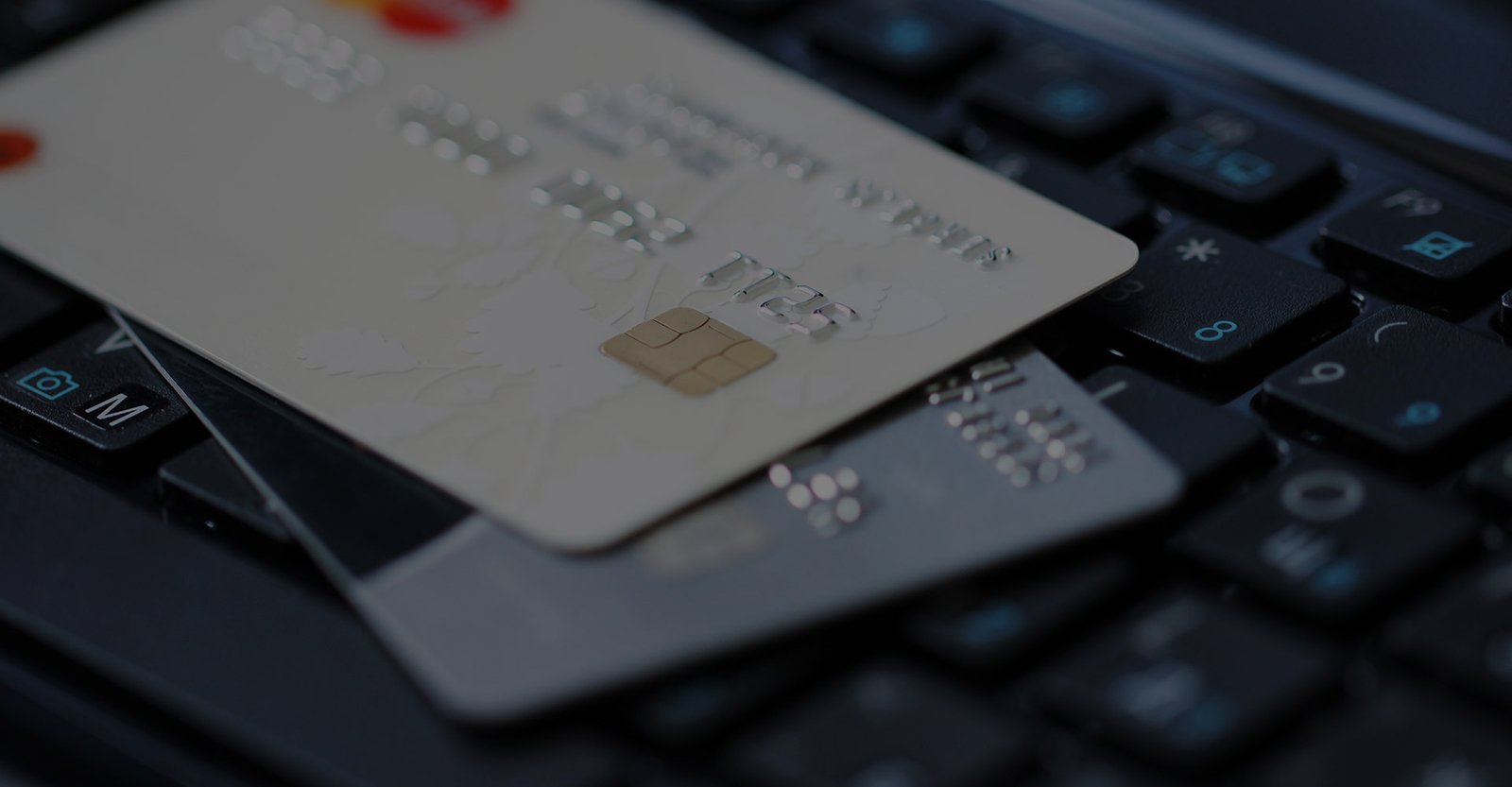 Cartes bancaires posées sur un clavier